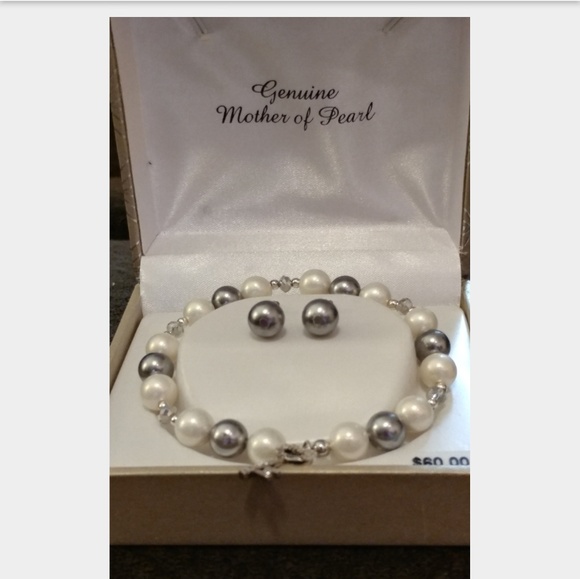 Pearl earrings and bracelet set - Picture 2 of 5